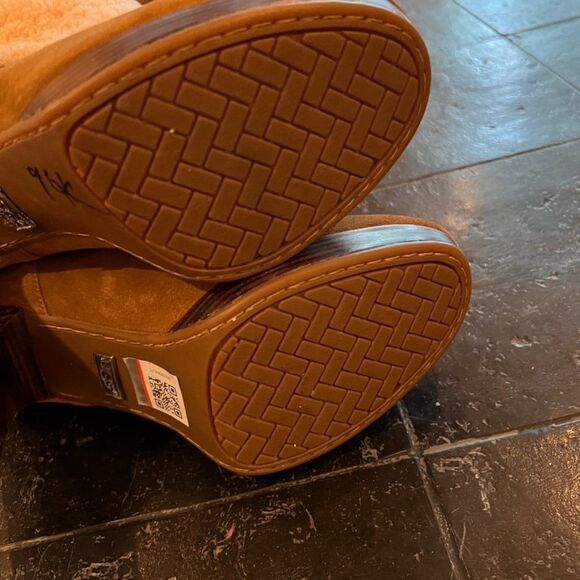 UGG Women's Size 9 Dandylion Chestnut Brown Leather High Heel Ankle Boots - Picture 9 of 10